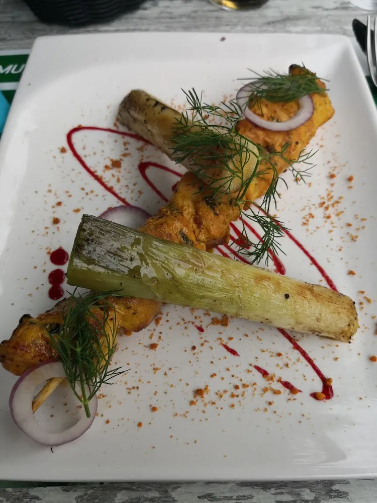 Brochette de Volaille Marinée Et Ces Poireaux Rôtis
